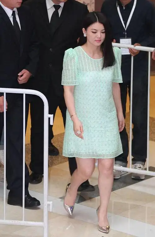 李湘胖了但还很时尚,身穿黑色波点西装,休闲又显瘦