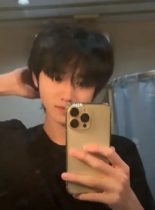 呀06好滑溜的头发啊#宋亚轩#宋亚轩壁纸#宋亚轩自拍#人鱼主唱宋亚轩