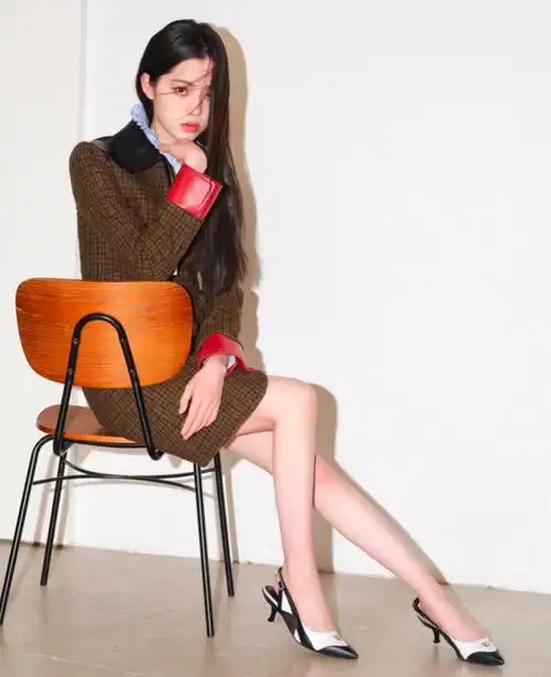 22岁欧阳娜娜穿内衣秀身材,光脚拍照不穿鞋,腰部纤细肌肉明显