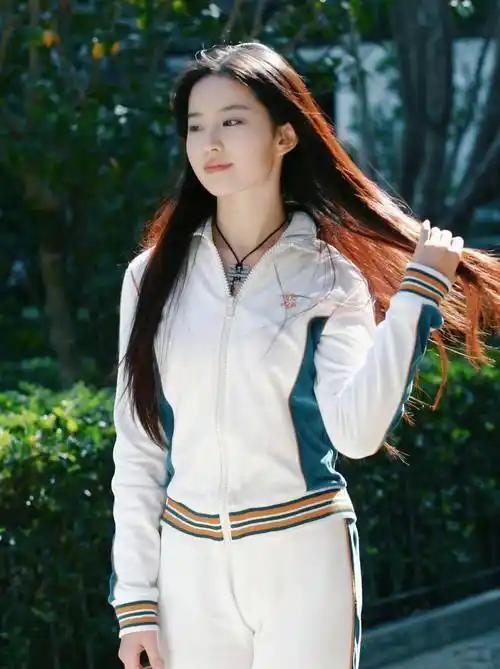 刘亦菲旧照曝光,青春灵动宛如仙女下凡,连头发丝都那么美_写真_美貌