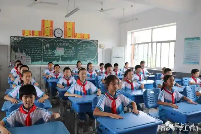 "叮铃铃,叮铃铃",本学期最后一节课的下课铃刚刚敲响,平阴县安城小学