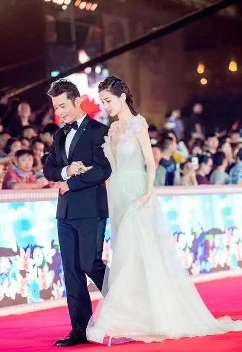 杨颖低调秀恩爱富豪男友身份曝光手握大把娱乐资源比黄晓明强