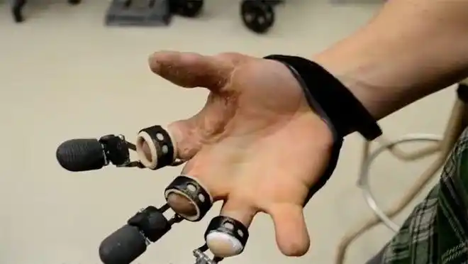 美国研发假肢机械手套竟和真手指一样灵活还可以弹钢琴