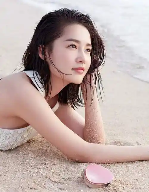 李沁的身材有多撩人?看她蹲沙滩的样子,网友:太美了!_笑容_脸蛋_什么