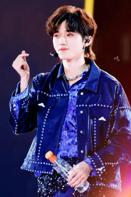 宋亚轩蓝色烟熏妆#  #宋亚轩翻唱蝴蝶#  #宋亚轩腹肌#  失恋循环