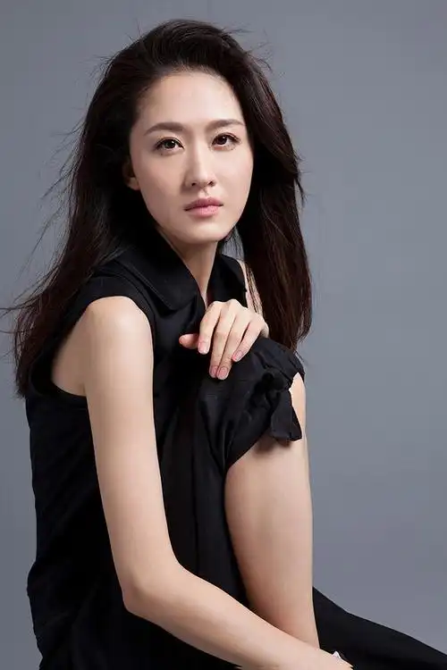 张雯写真曝光 气质干练英气十足