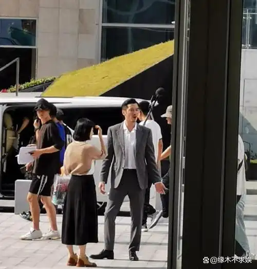 189cm金世佳现实中长啥样?看到生图,懂了《猎罪图鉴》的身高差|胡一菲