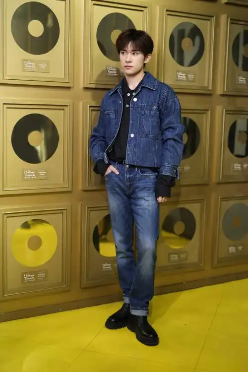 易烊千玺牛仔套装造型##易烊千玺双蜡像