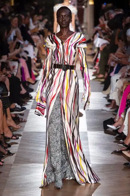 法国时尚品牌 schiaparelli(夏帕瑞丽)于巴黎高定时装周发布2018秋冬