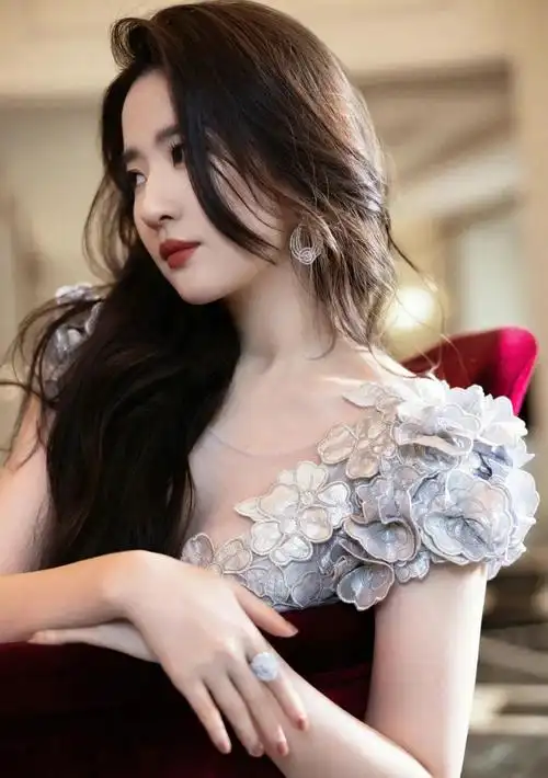 刘亦菲卷发长裙写真唯美清纯楚楚动人