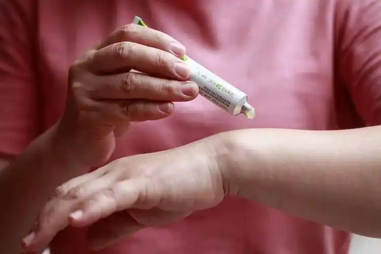 家里有红霉素药膏的小心了,这种情况下不能用!