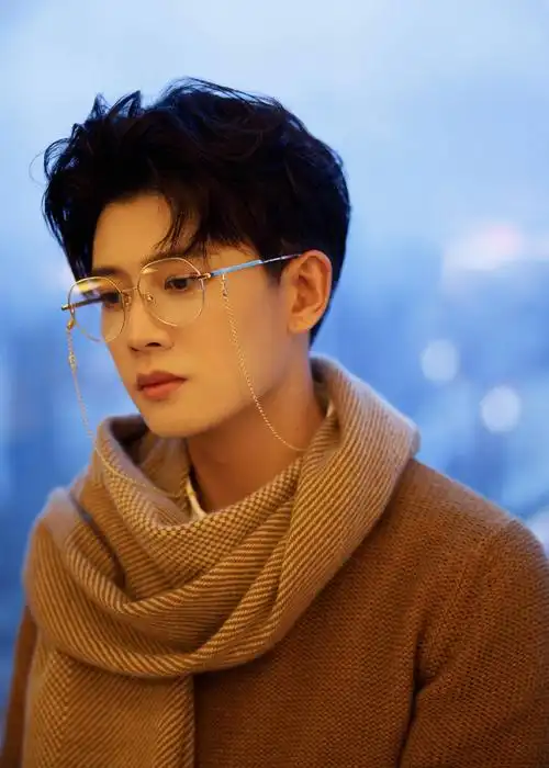 今天的小超是糖炒栗子味儿任嘉伦金丝眼镜look温柔满分