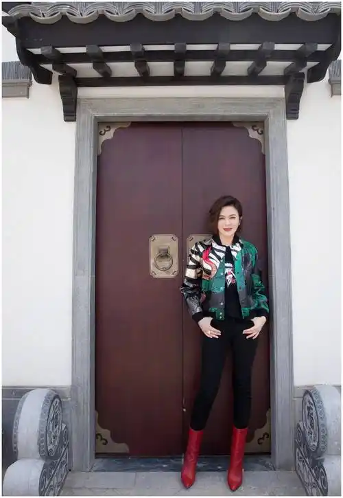 57岁关之琳真不害臊黑色礼服大秀美背裙子开叉到大腿根部