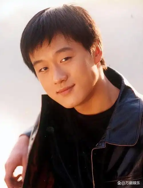 演员佟大为娶关老师为妻8年生3孩如今一家五口幸福美满