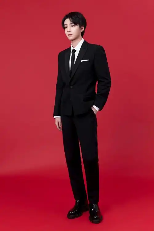 王俊凯小学打篮球照片好可爱啊小凯