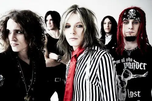 芬兰重金属乐队华丽登场点燃摇滚激情(图)