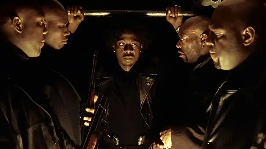 经典黑色幽默电影《两杆大烟枪》