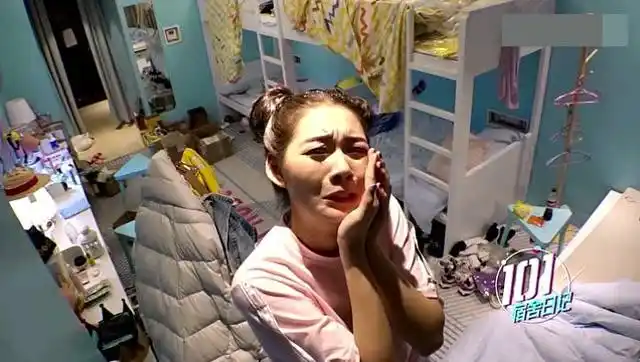 《创造101宿舍日记》:大娟再变身实力演绎表情包"妈妈再打我一次"!