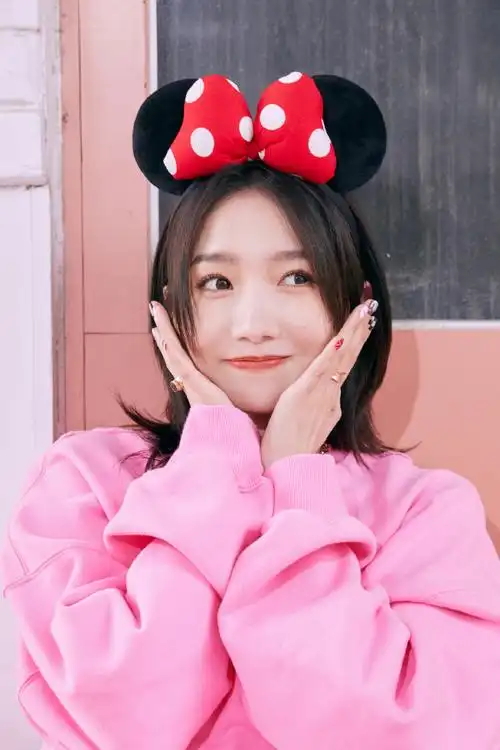 孟美岐六一粉色童趣自拍##孟美岐