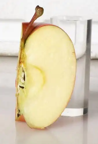 特写,白天,白色背景,正面,水,餐桌,桌子,苹果,杯子,水果,一块,切开