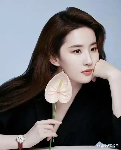 刘亦菲与表姐合照,一家人都是高颜值,网友:同款鼻子都是大美女