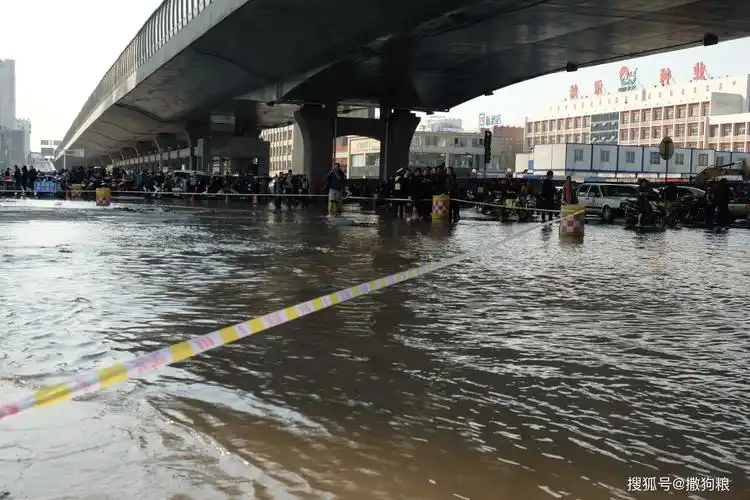 郑州遭遇千年一遇大暴雨_地铁