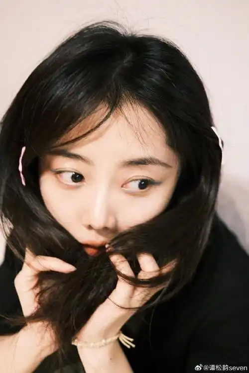 谭松韵眼线到底什么颜色##谭松韵星星发夹