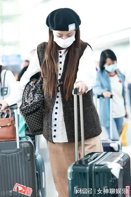 沈梦辰机场穿搭大解析简约休闲又不失时尚这样的女神你喜欢吗