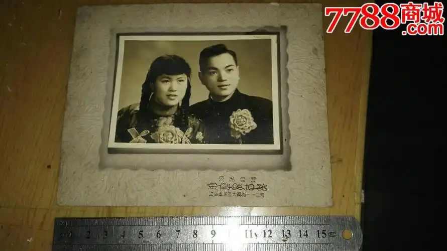 时代特征强的50年代初结婚照