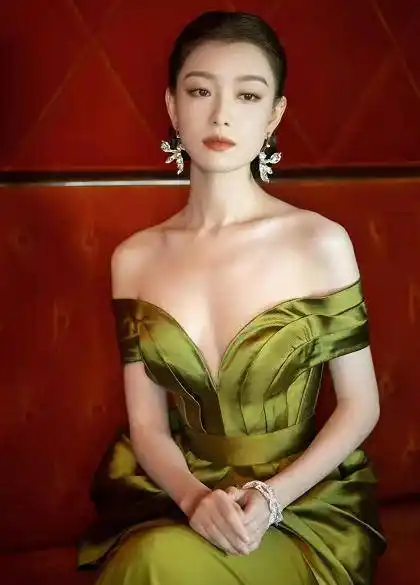 原创倪妮的气质太惊艳了绿色露肩裙高级精致举手投足都是万种风情