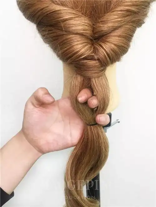 教你四款适合上班族的扎发,简单自然又好看!