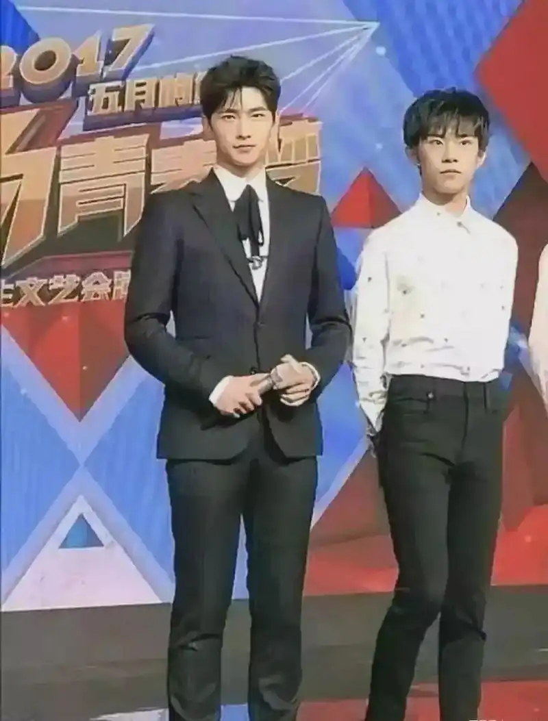 杨洋身高不足175,千玺都有178,杨洋目测比千玺高3cm,所以180是有的