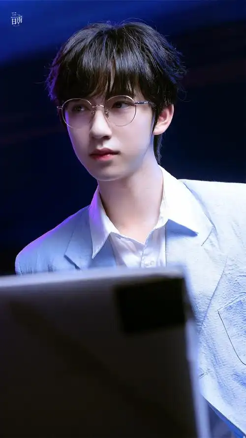 贺峻霖金丝眼镜造型好苏##贺峻霖 十八长翎破青空