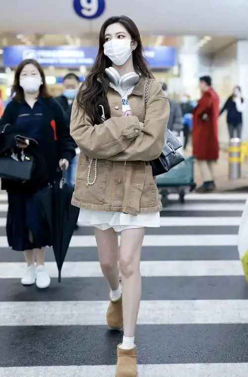 女明星机场穿搭,如何不露脸也能穿得美,不妨看看杨幂和赵露思