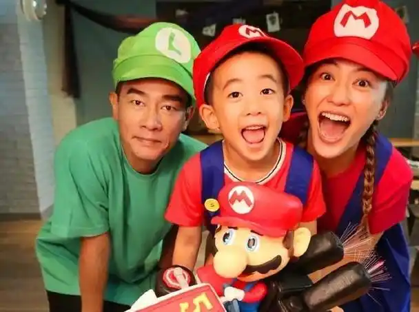 靠着儿子的热度,陈小春一家成功在内娱站稳了脚跟.