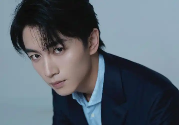 陈晓带儿子小星星现身,小家伙全程蹦跳不停,看着像是个淘气包