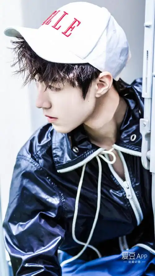 [王俊凯][分享]181206 王俊凯时尚帅照分享,发型"杂乱"却难掩帅气