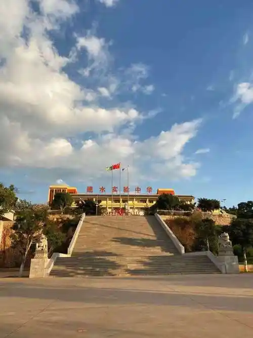 建水实验中学,学校高中部2万多学生,初中部1万多学生,本套校园广播