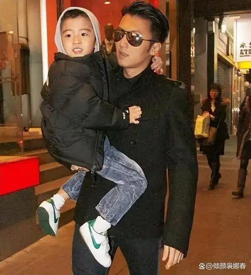 如今才明白谢霆锋对张柏芝的感觉并不是喜欢而是深爱