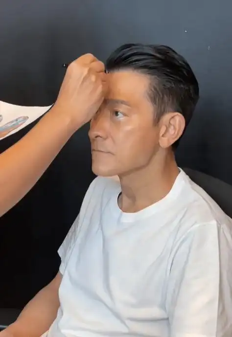 61岁刘德华工作太卖力,一脸狰狞全身用力,胳膊上大块肌肉明显_角色