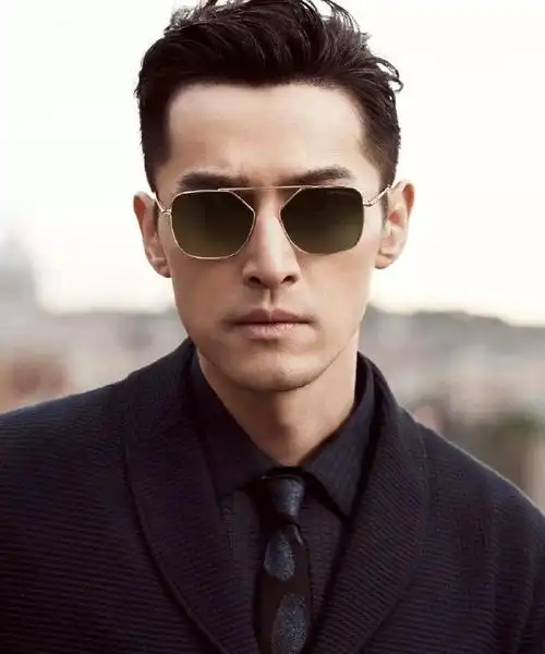 胡歌超话97#剃了胡子的胡歌#有颜值有实力的演员演员的可塑性就是强