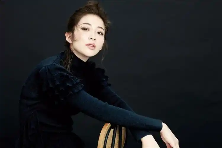 组图:夏星最新写真 黑白之间的向上美