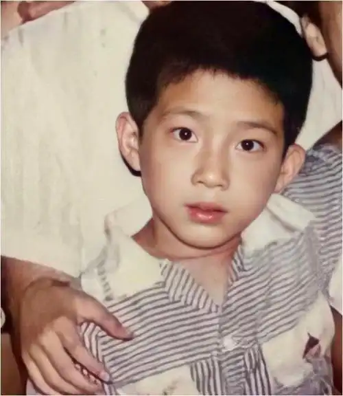 他出身贫寒,小时候家庭状况非常艰难.