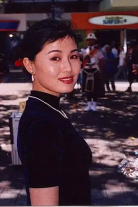 稍长一点的观众大概都不会忘了她那大名鼎鼎的父母—一李亚林与贺小书