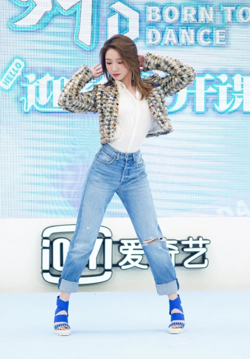 真服了孟美岐,蓝色胶布绑脚上当鞋子穿,这谁模仿得来