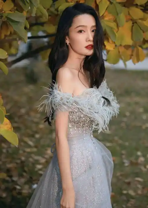 女星李沁时尚写真:窈窕淑女,娇小玲珑