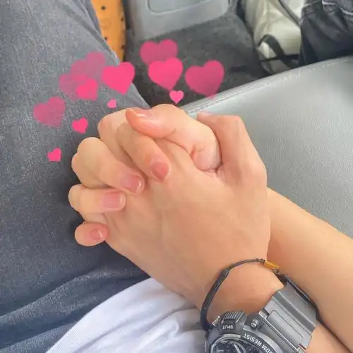 情侣牵手照要和爱的人拍好多好多牵手照