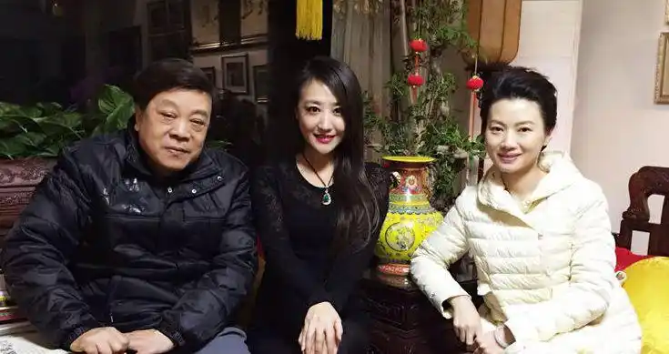 央视著名主持人,与妻子相守半个世纪,现75岁三世同堂很幸福