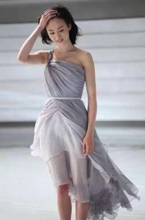 照片中的郑爽穿着灰色的抹胸裙,面容清新姣好,有她独有的青涩气质在里