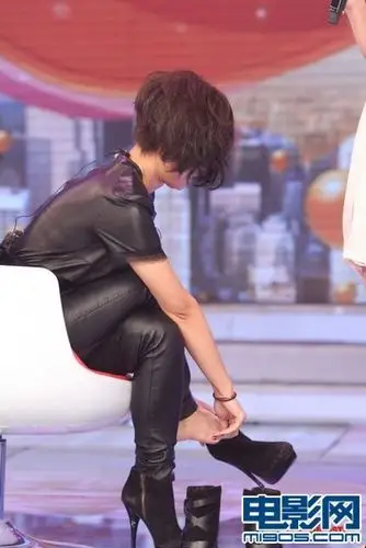 周笔畅献声公益脱鞋捐赠 胡可谈爱子热泪盈眶